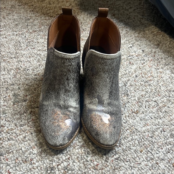 Stylish Gray Ankle Boots - Picture 2 of 7